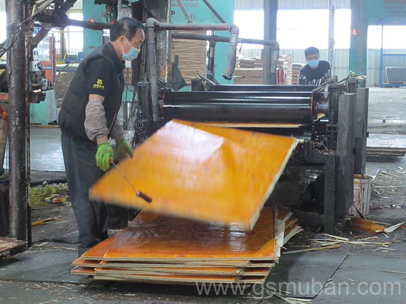 建筑紅木板批發(fā)哪個(gè)好?紅色模板如何選購(gòu) 建筑紅木板批發(fā)哪個(gè)好?紅色模板如何選購(gòu)